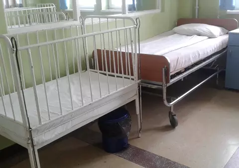 FOTO / Condiții jalnice la Secția de Pediatrie a Spitalului Municipal din Toplița