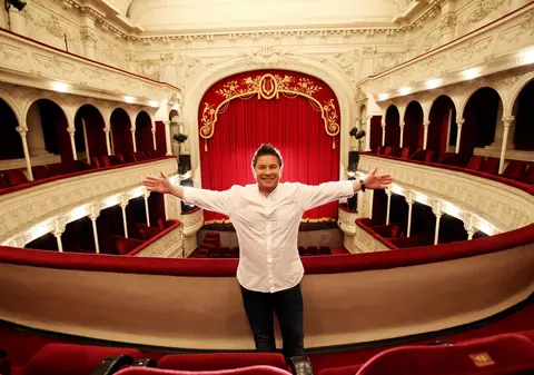 EXCLUSIV/Pavel Bartoș dă de băut la teatru. Împlinește 43 de ani și are spectacol de ziua lui!