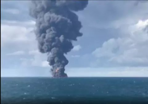 Pată de petrol de peste 120 de kilometri pătrați în Marea Chinei după un accident maritim