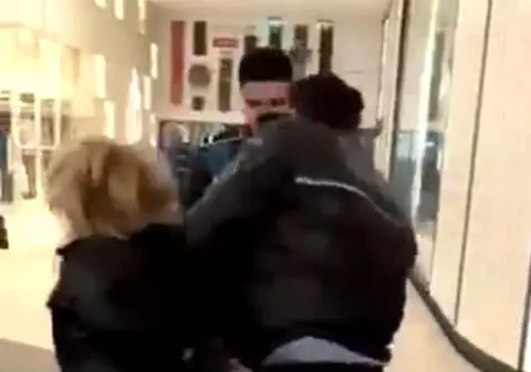 Femeia care a atacat doi polițiști într-un mall din Capitală, sub control judiciar