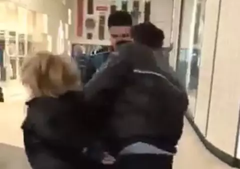 Polițiști agresați într-un mall din sectorul 2 al Capitalei. Unul dintre ei a fost mușcat de o femeie / VIDEO