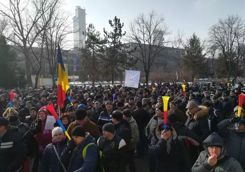 UPDATE| Sute de muncitori de la ArcelorMittal Galaţi protestează în curtea combinatului: "Muncim în siderurgie, nu la frizerie"-VIDEO