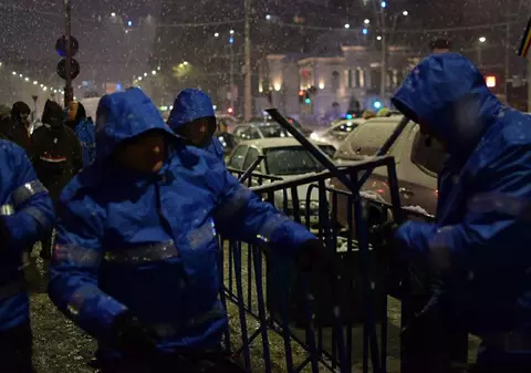 Anchetă internă în cazul jandarmului care a lovit un bătrân. „În condiții meteorologice deosebite, jandarmii pot fi supuși unei presiuni extrem de mari”