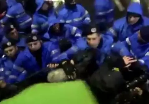 Ce spune un căpitan din Jandarmeria Română despre jandarmul care a lovit un bătrân la protestul de sâmbătă din București