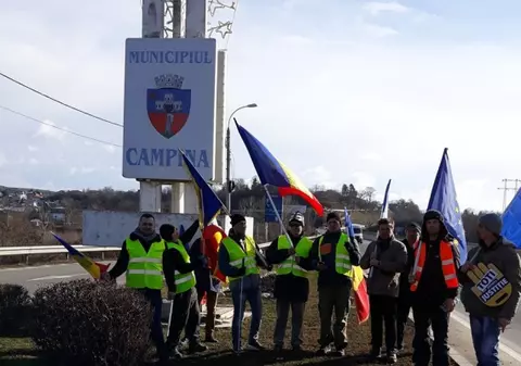 Protestatarii care au plecat pe jos din Cluj, primiți în Ardeal „cu pâine, sare, tricolor şi lacrimi în ochi”, dar au fost și huiduiți