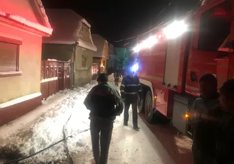 Un bărbat a murit carbonizat după ce şi-a incendiat casa. Mama sa a reuşit să se salveze