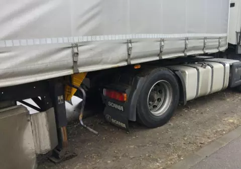 Șofer rămas blocat sub camion în Târgoviște. A fost salvat de pompieri