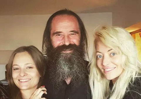 De necrezut cum arăta în tinerețe tatăl Deliei, care e călugăr la Muntele Athos. Cu greu se poate spune că e una și aceeași persoană | FOTO