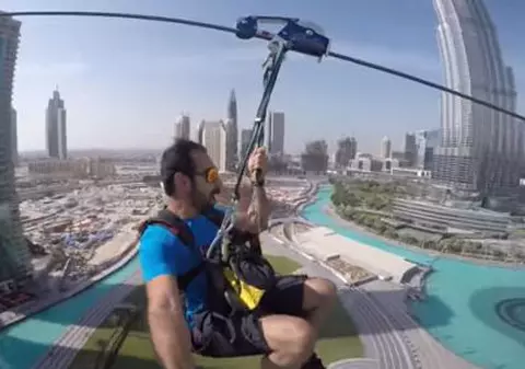 VIDEO | Cea mai lungă tiroliană urbană din lume. Uite ce vedete au avut parte de senzații tari