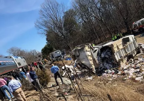 FOTO / Un tren cu aleşi republicani a lovit un camion de gunoi. O persoană a murit