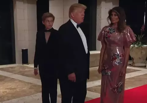 Melania Trump a strălucit, la propiu, la petrecerea de Anul Nou data de soțul ei la Mar-a-Lago