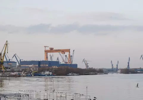 Angajat al Șantierului Naval Vard din Tulcea, mort după ce și-a strivit capul între perete și o piesă metalică