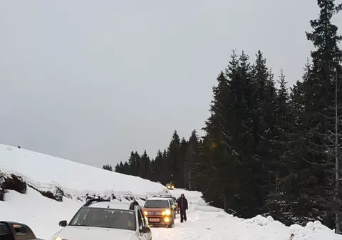 UPDATE: Turiștii blocați pe Vârful lui Roman, județul Vâlcea, din cauza viscolului, salvați de jandarmi