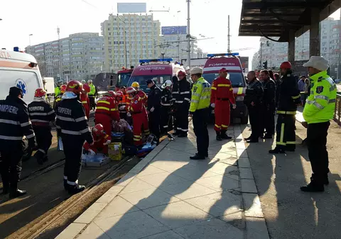 UPDATE | Circulația tramvaielor 21, reluată. Un bărbat a căzut pe șinele de tramvai  - FOTO