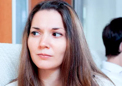 Un bărbat din Suceava a vrut să doarmă în pat cu amanta și cu soția. Ce amendă a primit de la Poliție