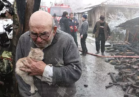 Un bătrân și-a îmbrățișat pisica, în timp ce îi ardea casa. Imagini emoționante, surprinse în Turcia