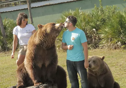 O familie trăiește alături de 14 urși care cresc în curtea casei