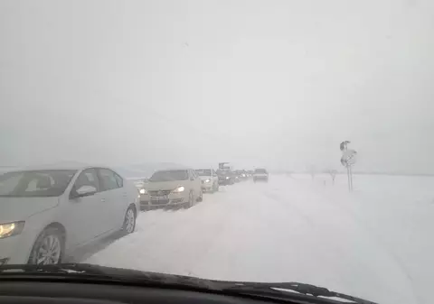 FOTO| Blocaj pe DN 24 Iași - Vaslui, la limita dintre județe, din cauza viscolului. S-au format cozi kilometrice de mașini