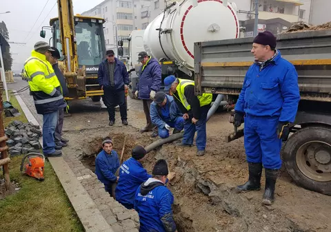 FOTO: Dorel ”a lovit” la Vaslui: conducta de apă recent înlocuită în centrul orașului se sparge în fiecare zi