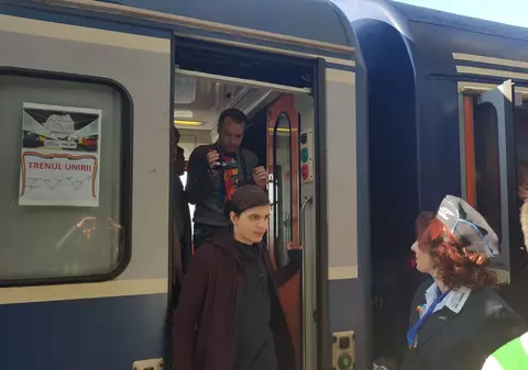 Părinți, bunici și nepoți au întâmpinat ”Trenul Unirii” la Vaslui. Au încins hore și-au cântat la unison