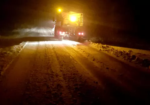 Galaţi: 21 de localităţi fără curent electric din cauza viscolului; un autocar a rămas blocat pe un drum judeţean