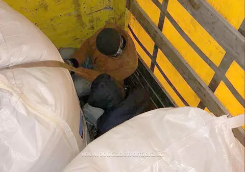 Un şofer susține că s-a trezit cu cinci vietnamezi ascunși în camionul său. Imigrații asiatici au fost depistați la vama cu ungurii, printre baxurile cu marfă