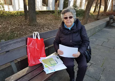 VIDEO / Femeie scoasă din casă de gruparea ”Dama cu camelii”: ”Stau prin parcuri și biserici. Noroc că Dumnezeu a dat iarnă blândă”