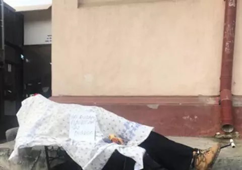 Cu manechinul “mort”,  la cerșit pe străzile din Brăila. Gluma sinistră care a șocat trecătorii