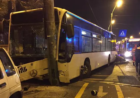 Accident pe Șoseaua Olteniței din București. Trei persoane au fost rănite după ce un autobuz a intrat într-un stâlp