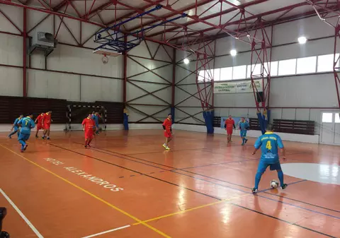 Senatorii îi provoacă pe colegii deputați la un meci de fotbal; Savin: Le-am luat și echipament, măsura XL, sunt mai dolofani decât noi