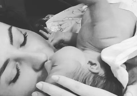 EXCLUSIV/”Regina sexy a viorii”, Amedeea Violin, a devenit mamă. Ana Serena e noua comoară a familiei!