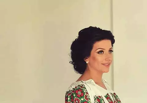 Iulia Martinescu își duce cămășile cusute manual în Cipru și Italia. “În 2018 se poarta ia cu lavandă”