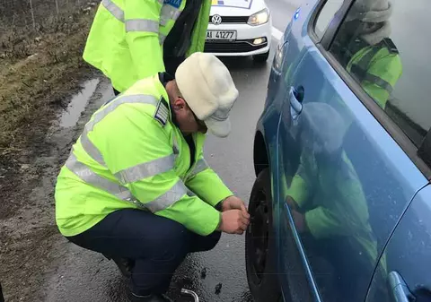 Doi poliţişti au oprit pe A1 să-i schimbe roata unei șoferițe: ”Haina de polițist nu schimbă sufletul omului bun”