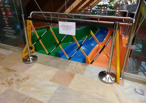 Un copil și-a pierdut doi dinți la complexul Therme. ANPC a închis un tobogan