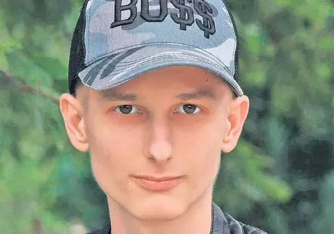 Viața lui Ionuț atârnă de un fir de ață. Singura șansă a băiatului de 16 ani stă în mâinile unui medic din Ungaria