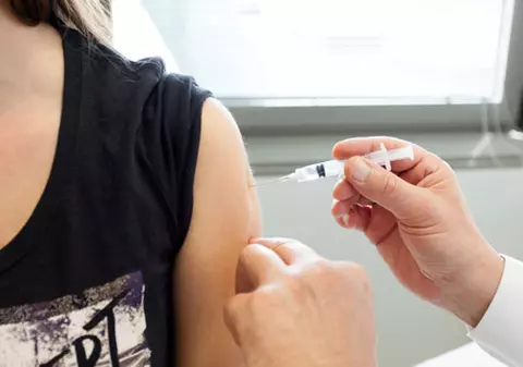 Un medic fals a infestat cu HIV zeci de oameni, pretizând că îi tratează pentru tuse și răceală