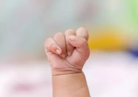 O fetiță de 11 ani a născut un bebeluș conceput cu propriul ei frate de 14 ani. A ajuns la spital după ce s-a plâns de dureri de stomac