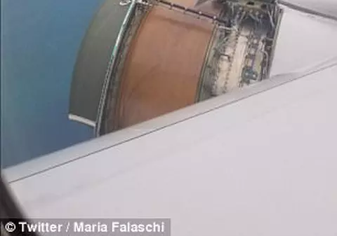 FOTO ȘI VIDEO | Panică la bordul unui avion care zbura spre Honolulu: Au început să cadă bucăți din motor