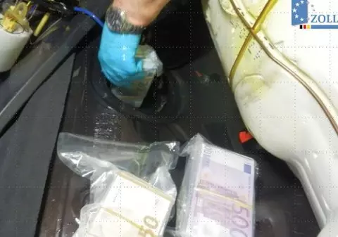Un șofer a ascuns 770.000 de euro în rezervorul mașinii / FOTO