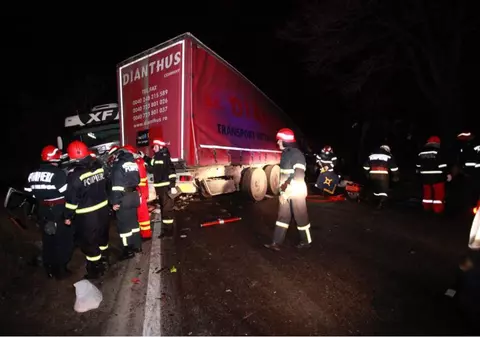 FOTO&VIDEO/ Accident grav în zona Hanul lui Ţintă. O maşină a fost prinsă între un TIR şi o cisternă. O persoană a murit