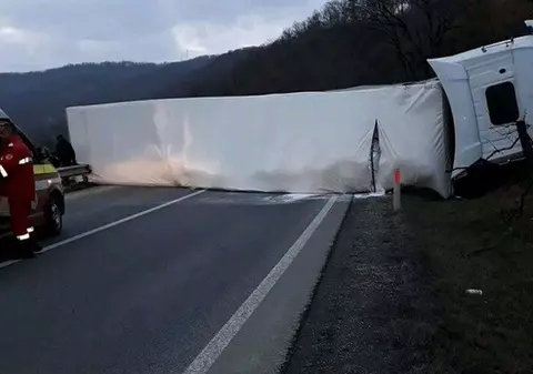 Doi morți și doi răniți, într-un accident între Cluj și Oradea. Un TIR și două mașini, implicate