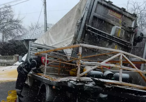 Un autocamion s-a răsturnat peste o mașină care transporta butelii pline cu gaz, în județul Constanța