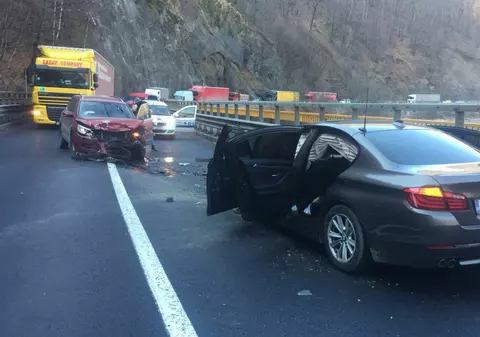 Accident pe Valea Oltului, pe viaductul de la Cârligul Mic. Impact frontal între două mașini