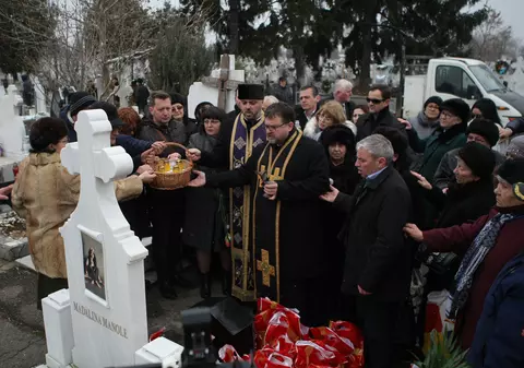 FOTO & VIDEO / Artiștii, în lacrimi la mormântul Mădălinei Manole, la opt ani de la moartea artistei