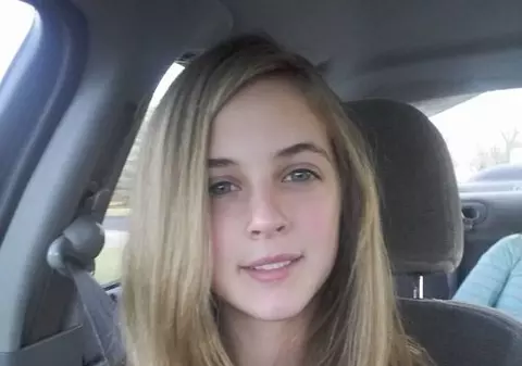 FOTO | Un tată și-a tuns fiica drept pedeapsă pentru că și-a făcut șuvițe blonde de ziua ei. Cazul e anchetat de poliție