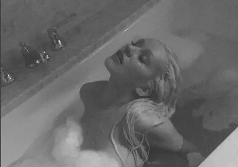 FOTO| Fotografii sexy cu Christina Aguilera goală în cadă