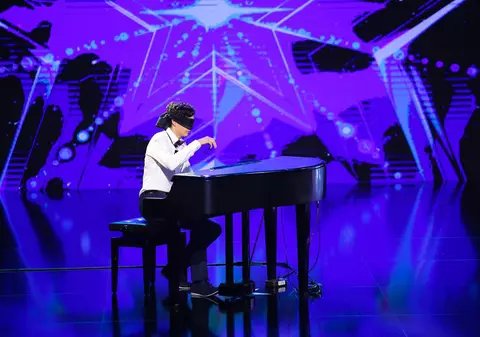 La 17 ani, Alvaro Stoian a cântat la pian legat la ochi la Românii au talent