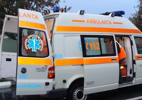 O fetiță a căzut într-o cratiță cu apă clocotită în Suceava. Mama a ținut-o acasă, de frica autorităților