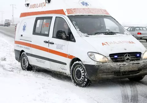 Aproape 50 de oameni au chemat Ambulanța după ce au alunecat pe gheață