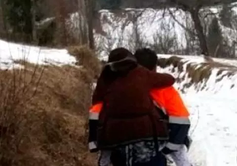 UPDATE. Bolnavă cărată în spate de ambulanţier, într-un cătun din Alba. Acesta trebuie să dea explicații